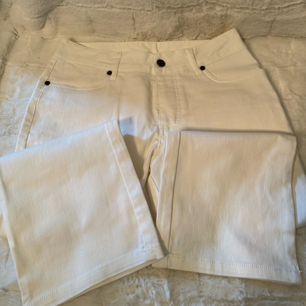 Women with Control White Cropped Jeans. Size 4. Has Stretch. Pedal Pushers NEW